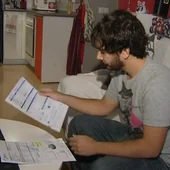 Un joven analiza al detalle sus facturas Un joven analiza al detalle sus facturas