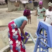 Mujeres africanas llenando agua de los pozos creados por la asociación Mujeres africanas llenando agua de los pozos creados por la asociación