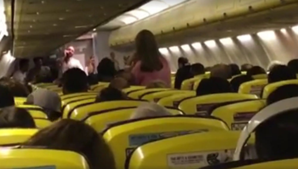 El azafato que ha versionado la famosa canción de Luis Fonsi