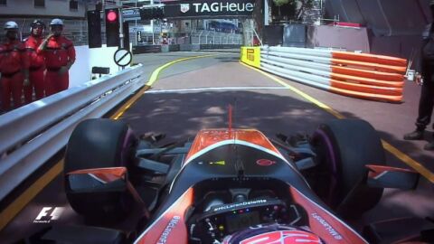El piloto ingl&eacute;s, sustituto de Alonso en el GP de M&oacute;naco, se llev&oacute; una sorpresa cuando por radio escuch&oacute; la voz de Alonso. "Cuida de mi coche", le dijo Alonso. Button no se cort&oacute; y brome&oacute; con el asturiano: "Me voy a mear en tu asiento".