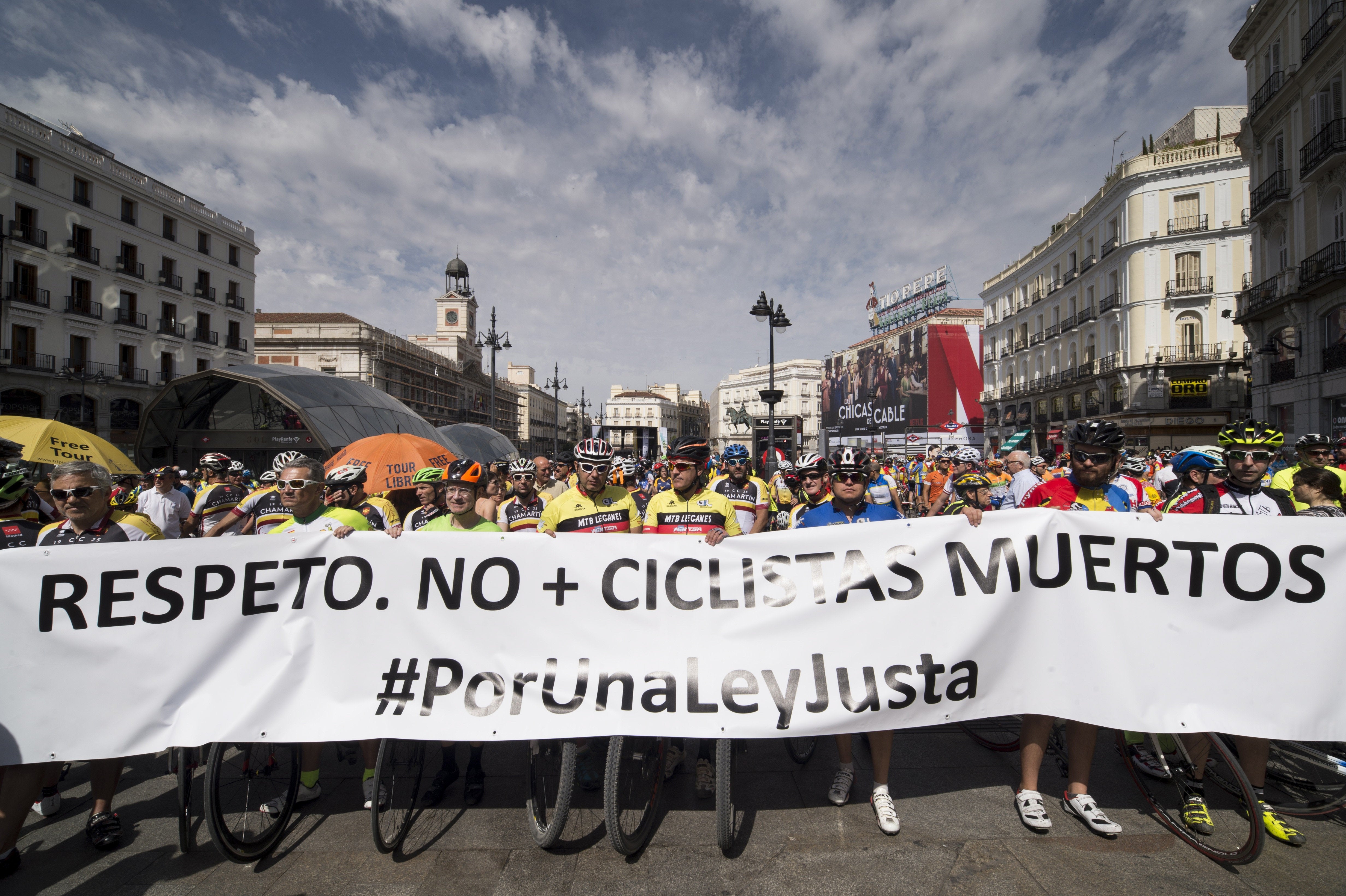 Miles de ciclistas exigen respeto en una concentración en Sol contra los atropellos Miles de ciclistas exigen respeto en una concentración en Sol contra los atropellos