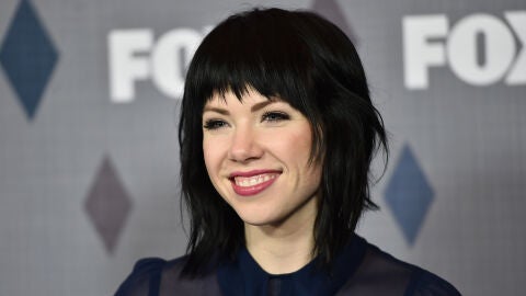 La cantante Carly Rae Jepsen posa en la alfombra de FOX Winter TCA 2016