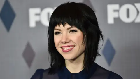 La cantante Carly Rae Jepsen posa en la alfombra de FOX Winter TCA 2016 La cantante Carly Rae Jepsen posa en la alfombra de FOX Winter TCA 2016