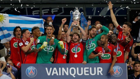 El PSG, con el trofeo de campe&oacute;n de la Copa de Francia