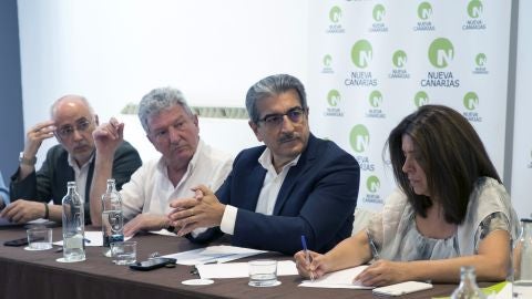 El presidente de Nueva Canarias (NC), Rom&aacute;n Rodr&iacute;guez (2-d), junto a Antonio Morales, Pedro Quevedo y Carmen Hern&aacute;ndez (i-d), durante la Ejecutiva Nacional