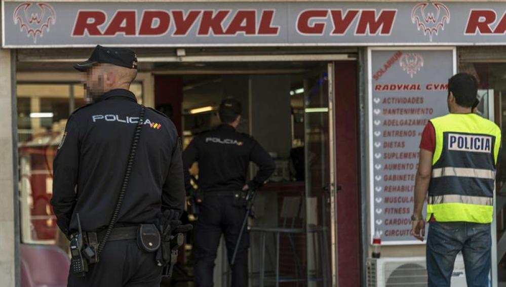 Efectivos de la Policía registran un gimnasio