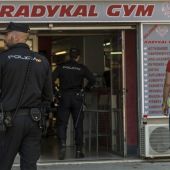 Efectivos de la Policía registran un gimnasio