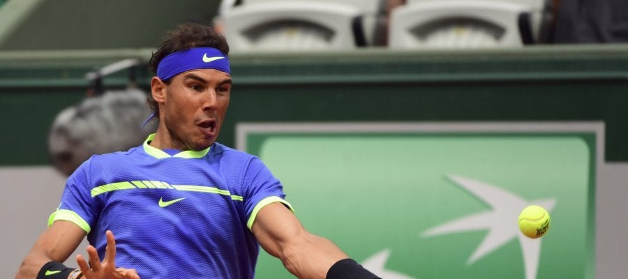 Rafa Nadal devuelve la bola en un partido Rafa Nadal devuelve la bola en un partido