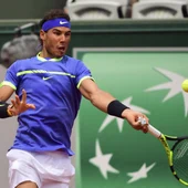 Rafa Nadal devuelve la bola en un partido Rafa Nadal devuelve la bola en un partido