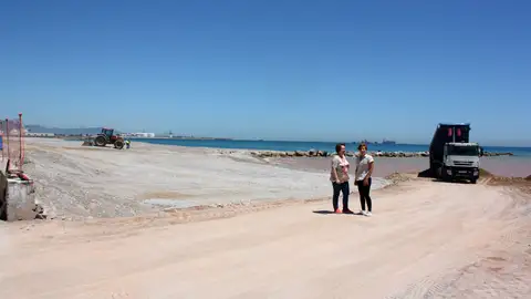 Las próximas semanas servirán para reconstruir la parte emergida de la escollera de Mestral, parcialmente destruida por el fuerte temporal que afectó a la costa almazorense el pasado invierno. Las próximas semanas servirán para reconstruir la parte emergida de la escollera de Mestral, parcialmente destruida por el fuerte temporal que afectó a la costa almazorense el pasado invierno.