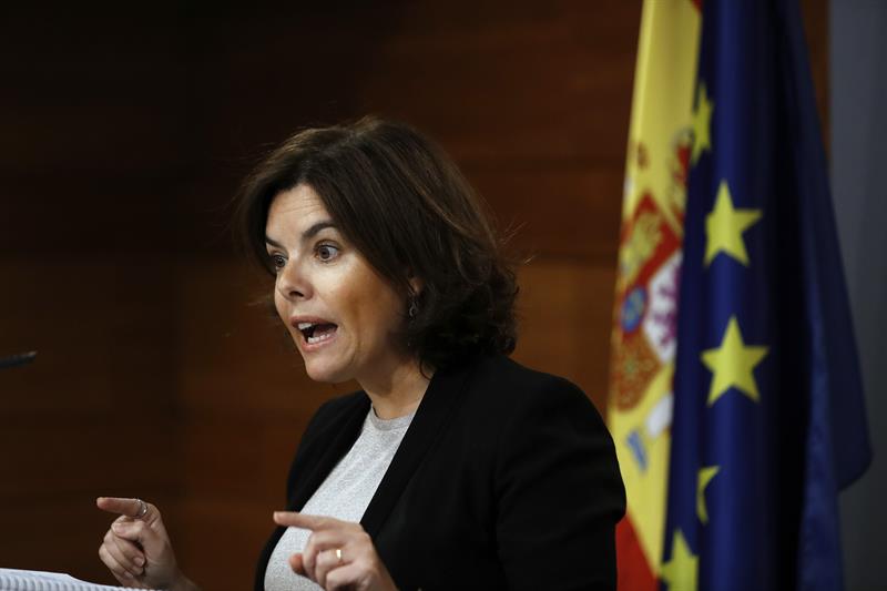 Sáenz de Santamaría: "Al Estado le bastan 24 horas para paralizar la Ley de Referéndum" Sáenz de Santamaría: "Al Estado le bastan 24 horas para paralizar la Ley de Referéndum"