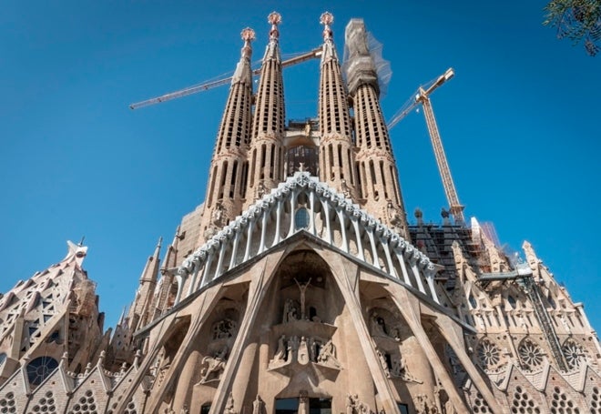 La Sagrada Familia construye dos edificios para realizar controles de seguridad La Sagrada Familia construye dos edificios para realizar controles de seguridad