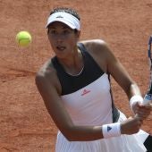 Garbiñe Muguruza espera la bola en un partido