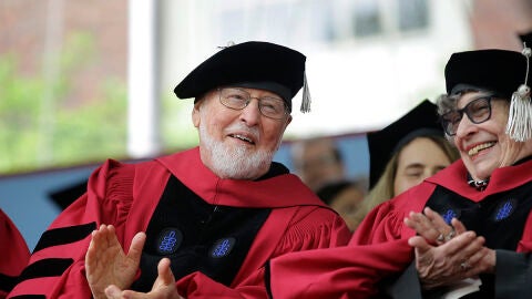 John Williams durante el acto de graduaci&oacute;n