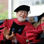 John Williams durante el acto de graduación John Williams durante el acto de graduación