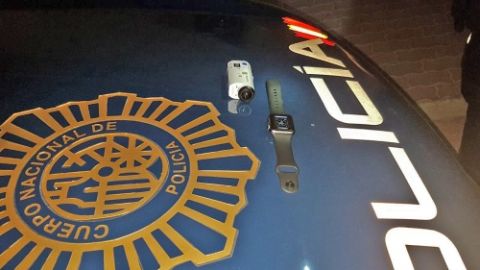 Una c&aacute;mara y un reloj, los objetos que la Polic&iacute;a intervino al detenido