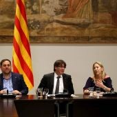 El presidente catalán, Carles Puigdemont (c), junto al vicepresidente del Govern, Oriol Junqueras (i) y la consellera de la Presidencia, Neus Munté