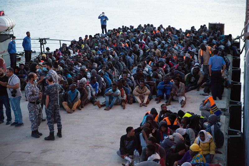 Guardacostas libios rescatan a 470 inmigrantes a la deriva en el Mediterráneo Guardacostas libios rescatan a 470 inmigrantes a la deriva en el Mediterráneo