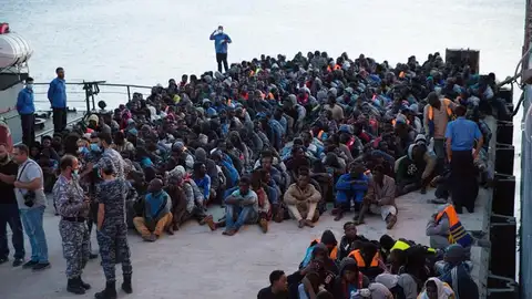 Inmigrantes africanos rescatados por los guardacostas libios Inmigrantes africanos rescatados por los guardacostas libios