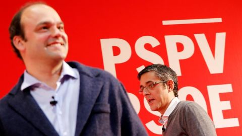El diputado del PSOE Eduardo Madina (d) y el economista Jose Carlos D&iacute;ez