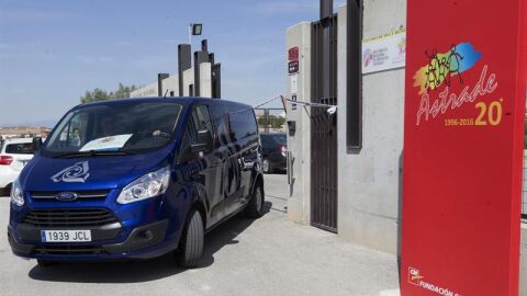 Un furg&oacute;n traslada los cuerpos de los dos trabajadores, un hombre que acuchill&oacute; a su compa&ntilde;era y luego se suicid&oacute;
