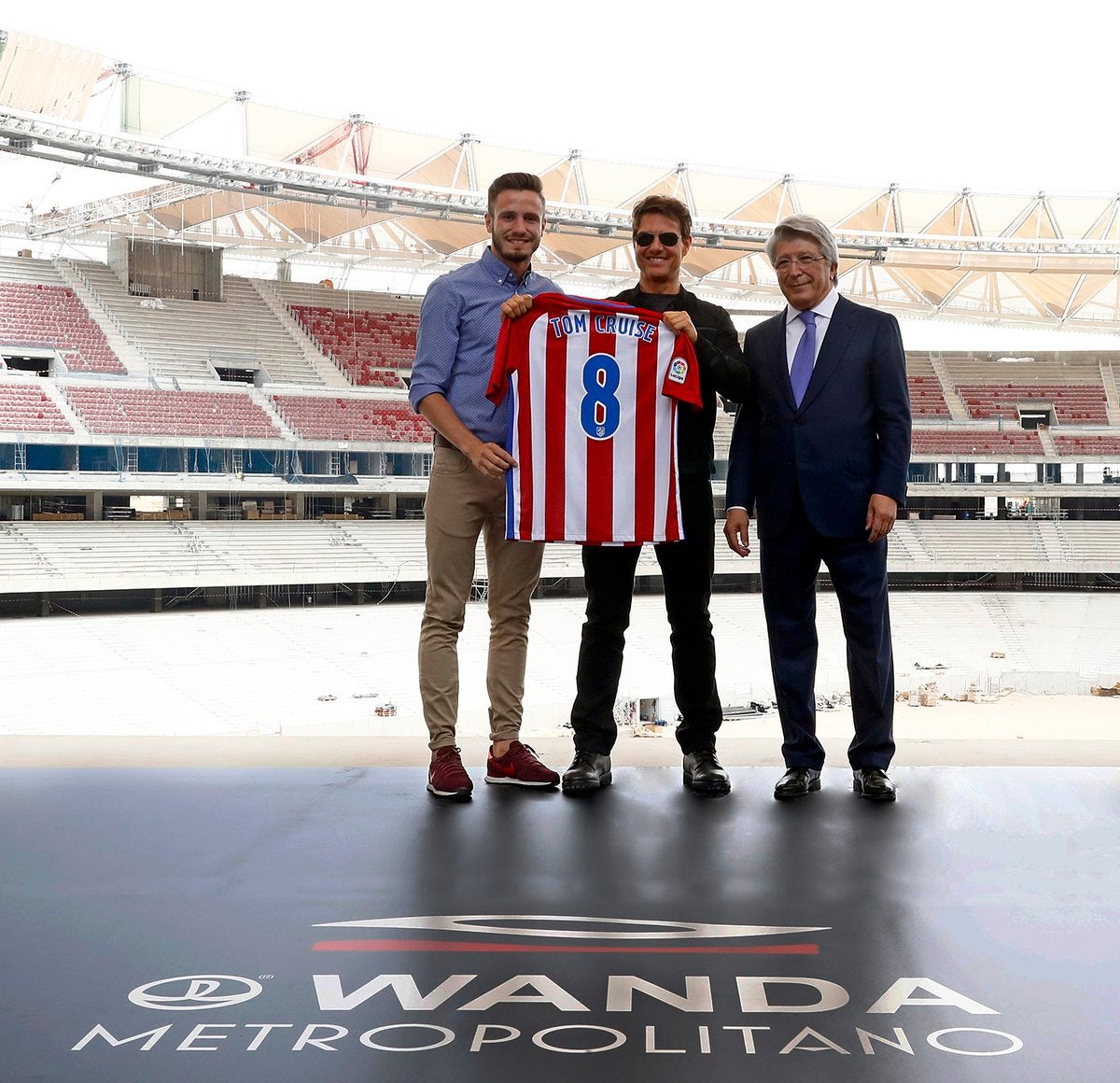 Tom Cruise visita el Wanda Metropolitano junto a Saúl y Enrique Cerezo Tom Cruise visita el Wanda Metropolitano junto a Saúl y Enrique Cerezo