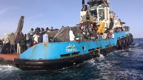  Guardacostas libios rescatan a 470 inmigrantes a la deriva en el Mediterr&aacute;neo