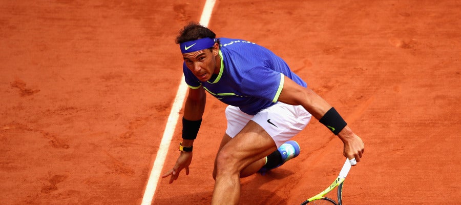 Rafa Nadal, deslizándose sobre la central de Roland Garros ejecutando una bola cortada Rafa Nadal, deslizándose sobre la central de Roland Garros ejecutando una bola cortada