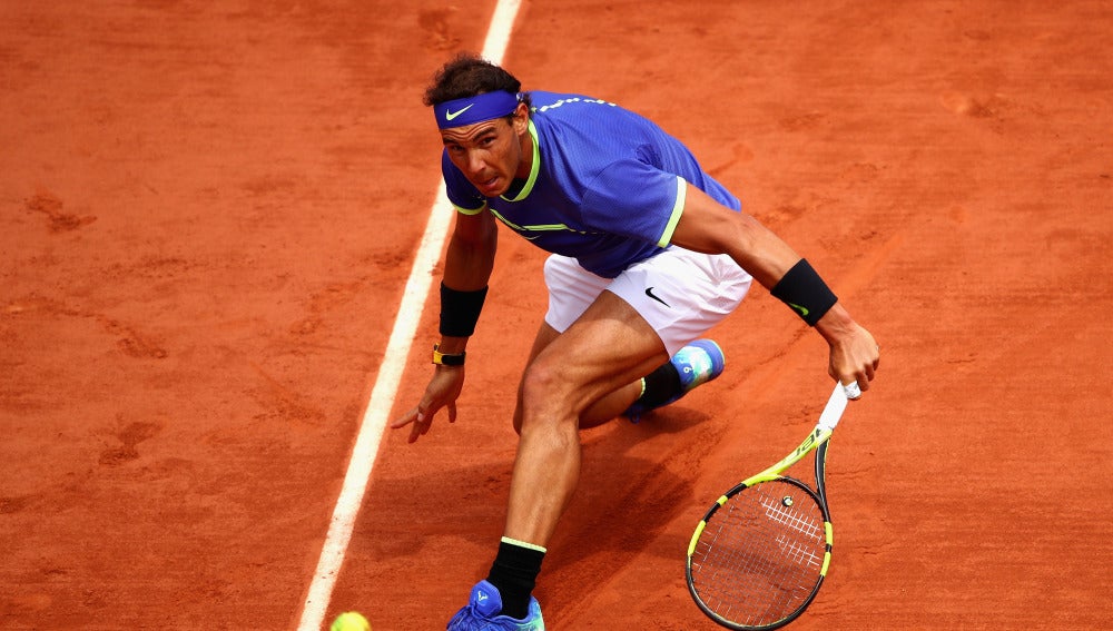 Rafa Nadal, deslizándose sobre la central de Roland Garros ejecutando una bola cortada