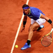 Rafa Nadal, deslizándose sobre la central de Roland Garros ejecutando una bola cortada Rafa Nadal, deslizándose sobre la central de Roland Garros ejecutando una bola cortada