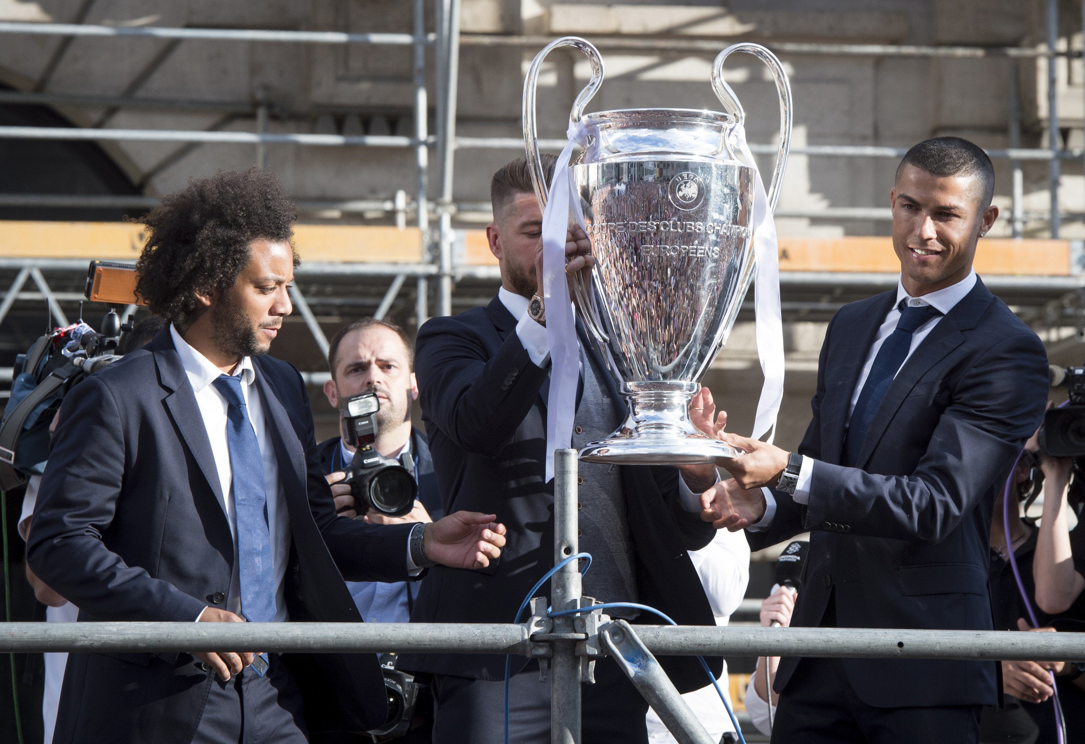 Los capitanes ofrecen la Copa de Europa a miles de aficionados en la Puerta del Sol Los capitanes ofrecen la Copa de Europa a miles de aficionados en la Puerta del Sol