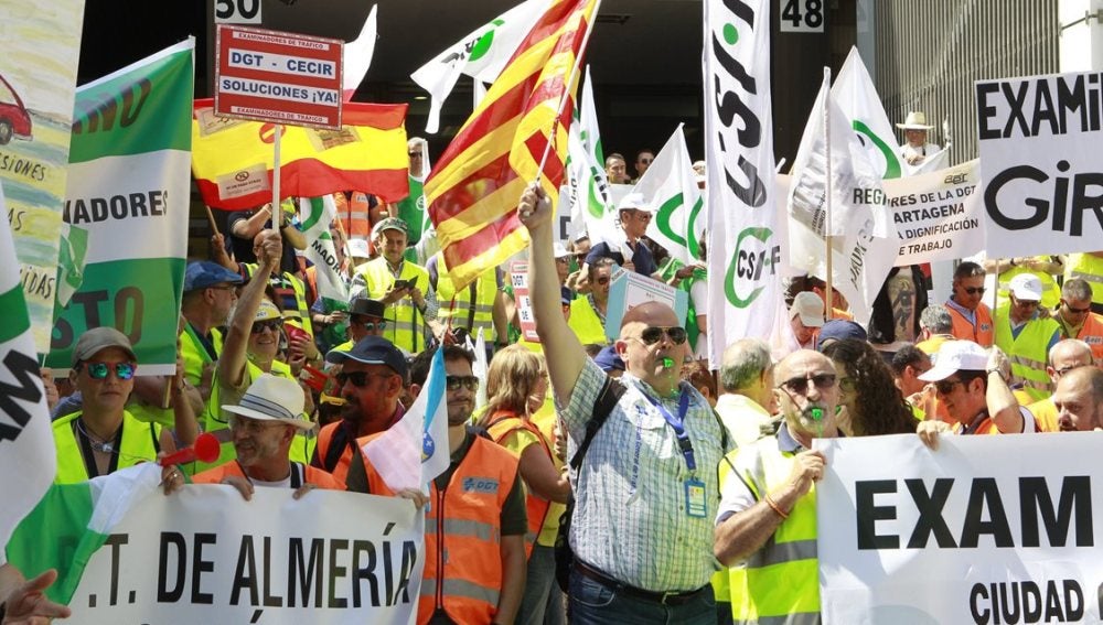 Concentración de los examinadores de tráfico, en la jornada de huelga convocada en toda España (Archivo)