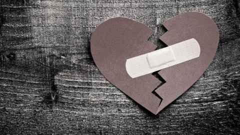 Imagen de un coraz&oacute;n roto pegado con una tirita