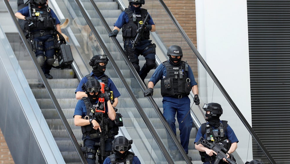 Unos policías en una zona cercana al Puente de Londres