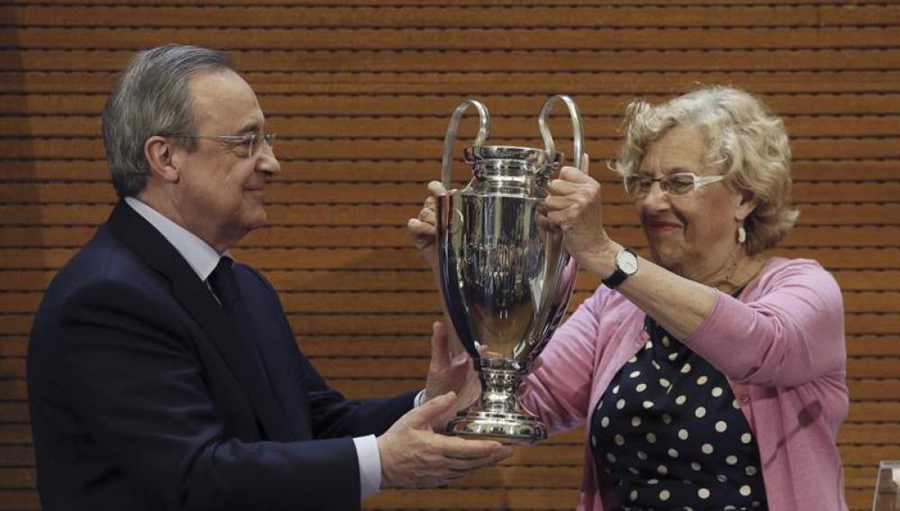Florentino Pérez le entrega Carmena una réplica de la Liga de Campeones