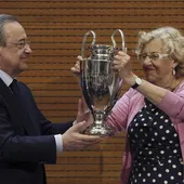 Florentino Pérez le entrega Carmena una réplica de la Liga de Campeones Florentino Pérez le entrega Carmena una réplica de la Liga de Campeones