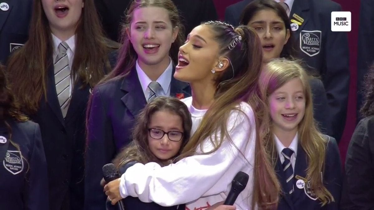Ariana Grande homenajea con un concierto junto a otros artistas a las víctimas del atentado de Mánchester Ariana Grande homenajea con un concierto junto a otros artistas a las víctimas del atentado de Mánchester
