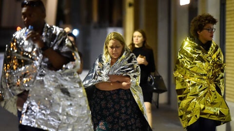 Varias personas son desalojadas del Puente de Londres, donde tuvo lugar uno de los ataques terroristas