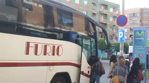 Esta línea de autobús estará disponible los días de selectividad, del 6 al 8 de junio, con un trayecto directo de ida y vuelta de Onda al campus de la UJI. Esta línea de autobús estará disponible los días de selectividad, del 6 al 8 de junio, con un trayecto directo de ida y vuelta de Onda al campus de la UJI.