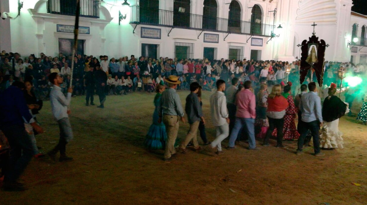 Los almonteños saltaron la reja a las 3:28, dando comienzo procesión de la Virgen Los almonteños saltaron la reja a las 3:28, dando comienzo procesión de la Virgen