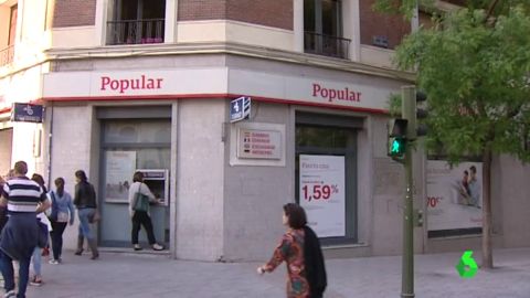 Una persona en un cajero de Banco Popular