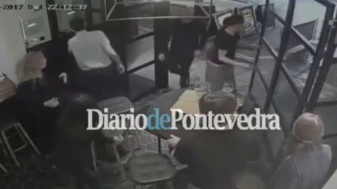 Frame 17.641378 de: Un espa&ntilde;ol ayud&oacute; a refugiarse en su bar a los que hu&iacute;an 