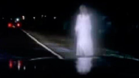 La "dama de blanco" en la carretera