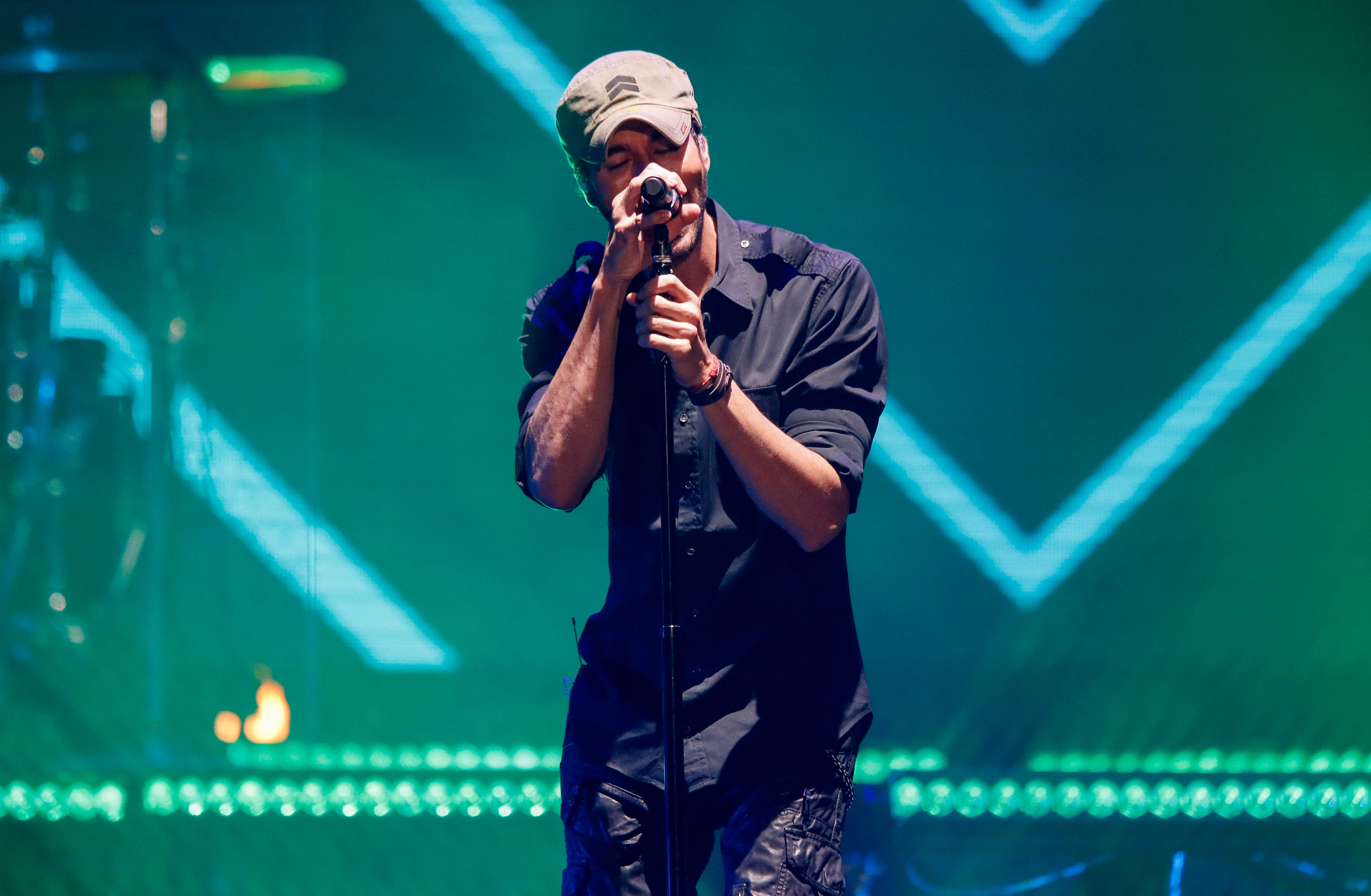 Pitos y gritos contra Enrique Iglesias en su concierto: «Manos arriba, esto es un atraco» Pitos y gritos contra Enrique Iglesias en su concierto: «Manos arriba, esto es un atraco»