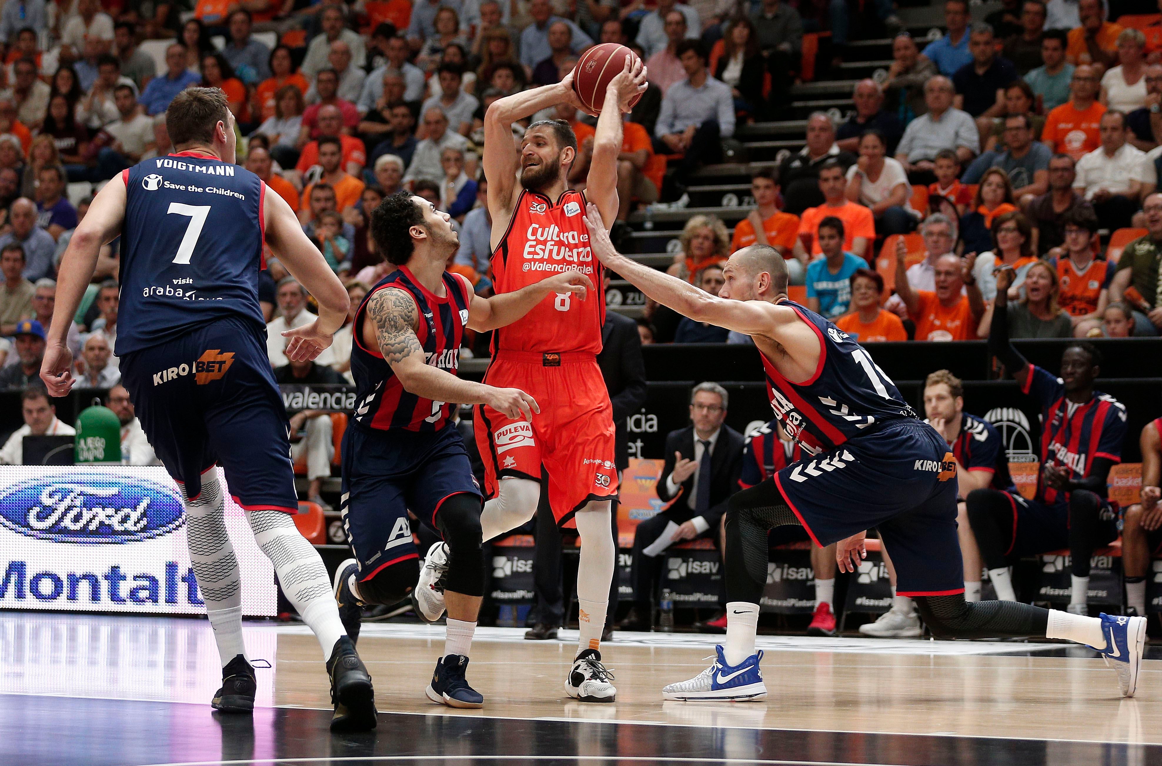 El Valencia gana al Baskonia en el cuarto partido y se enfrentará al Madrid en la final de la ACB El Valencia gana al Baskonia en el cuarto partido y se enfrentará al Madrid en la final de la ACB