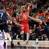 Antoine Diot intenta zafarse de los defensores de Baskonia Antoine Diot intenta zafarse de los defensores de Baskonia