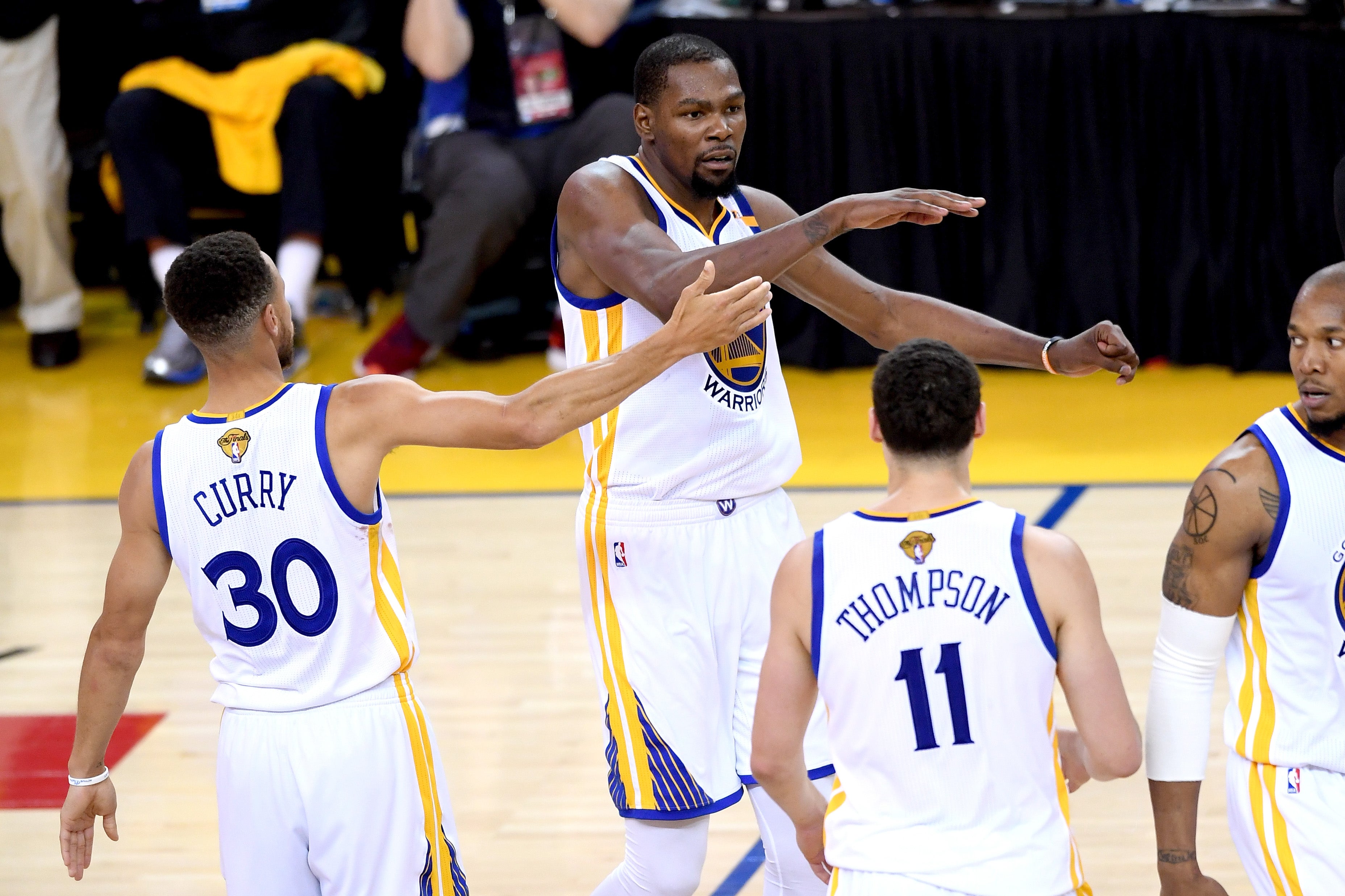 La dupla Curry-Durant coloca el 2-0 a favor de los Warriors frente a los Cavaliers La dupla Curry-Durant coloca el 2-0 a favor de los Warriors frente a los Cavaliers