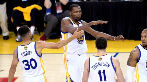 Stephen Curry y Kevin Durant celebran una canasta ante los Cavaliers Stephen Curry y Kevin Durant celebran una canasta ante los Cavaliers