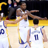 Stephen Curry y Kevin Durant celebran una canasta ante los Cavaliers
