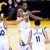 Stephen Curry y Kevin Durant celebran una canasta ante los Cavaliers Stephen Curry y Kevin Durant celebran una canasta ante los Cavaliers